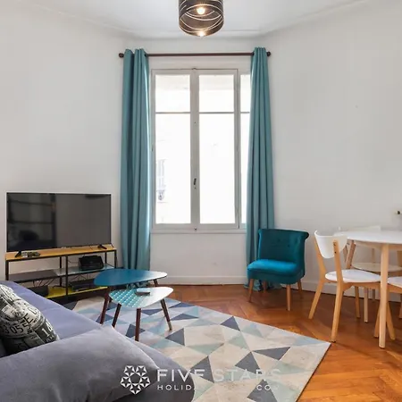 A Lorraine Fshh Apartment *