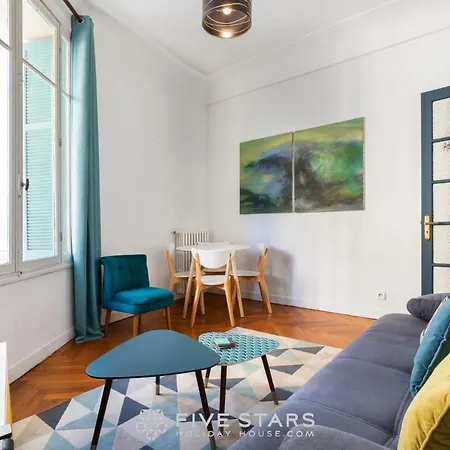 A Lorraine Fshh Apartment *